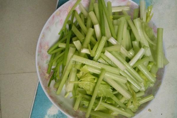 芹菜炒鸡胗的做法图解1