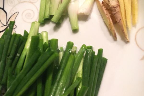 黄豆酱焖剥皮鱼的做法图解2