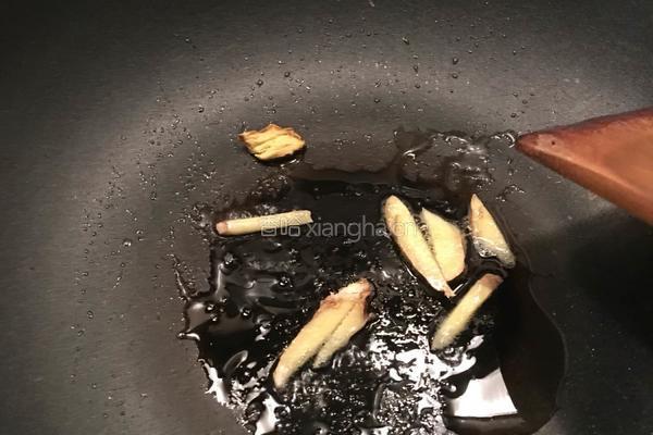 黄豆酱焖剥皮鱼的做法图解3