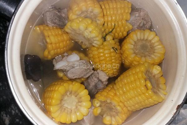 甜玉米排骨汤的做法图解4