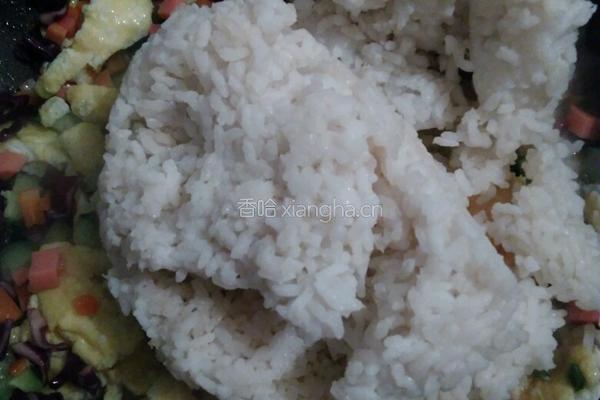 五彩家常炒饭的做法图解7