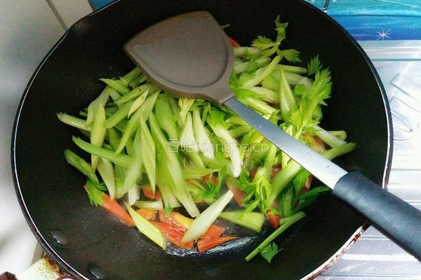 一见倾心（西芹炒香肠）的做法图解6