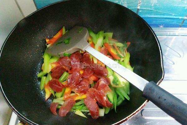 一见倾心（西芹炒香肠）的做法图解8
