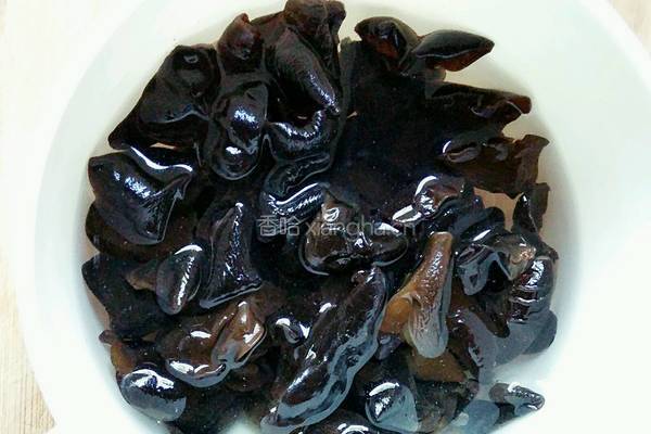 芹菜海鲜菇的做法图解1