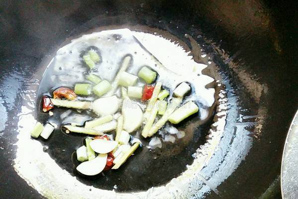 芹菜海鲜菇的做法图解11
