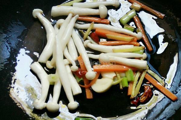 芹菜海鲜菇的做法图解12