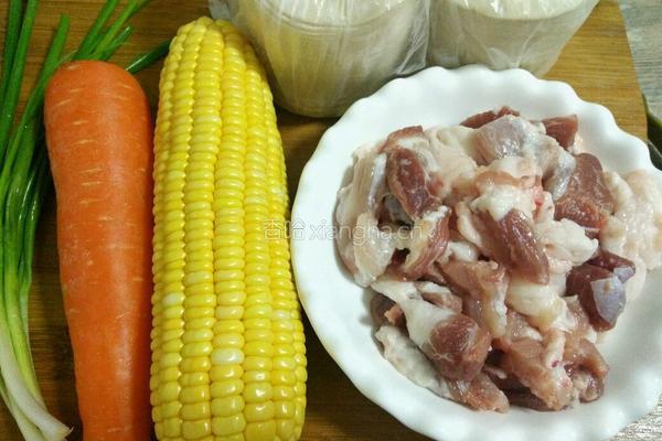 玉米胡萝卜猪肉馅饺子的做法图解2