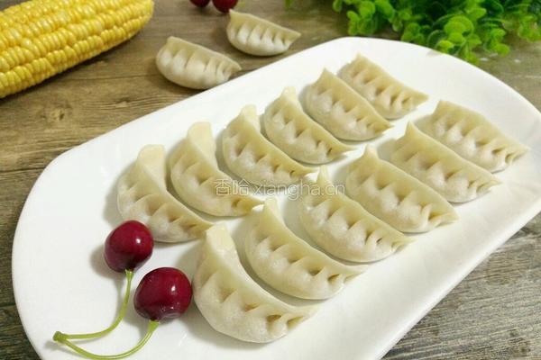 玉米胡萝卜猪肉馅饺子的做法图解1