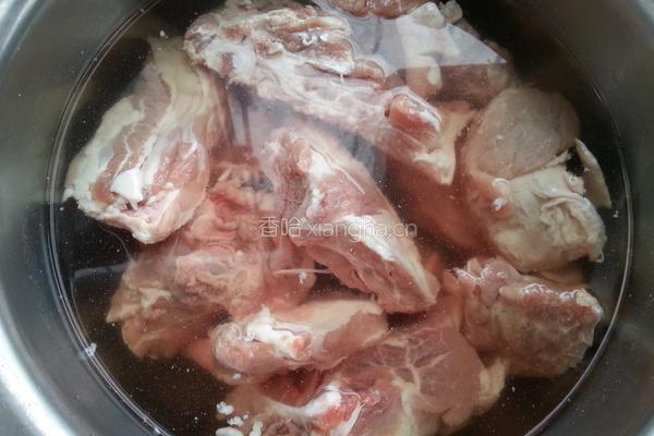 黄豆酱香大骨头的做法图解1