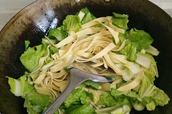 奶白菜炒百叶的做法图解2