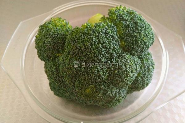 炝拌西兰花黑木耳的做法图解1