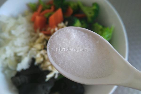 炝拌西兰花黑木耳的做法图解8