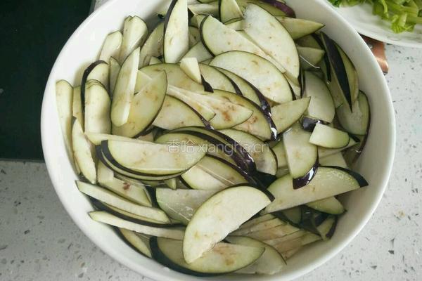 番茄炒茄子的做法图解1