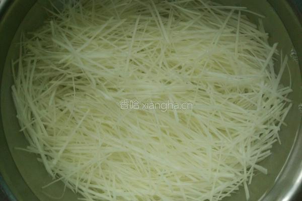 凉拌酸辣土豆丝的做法图解2