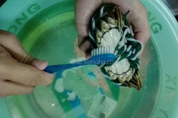 美味的大闸蟹的做法图解1