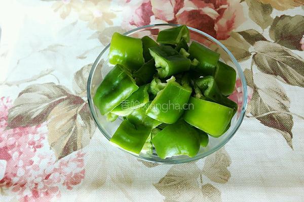 腊肉火腿炒菜椒的做法图解2