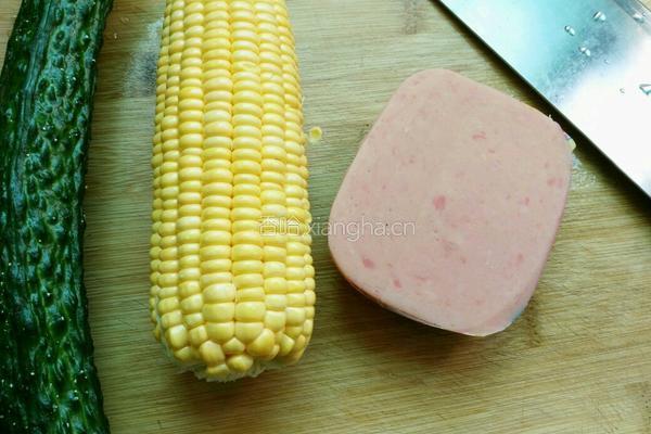 黄瓜玉米火腿炒饭的做法图解1