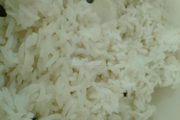 黄瓜玉米火腿炒饭的做法图解2