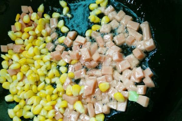 黄瓜玉米火腿炒饭的做法图解7