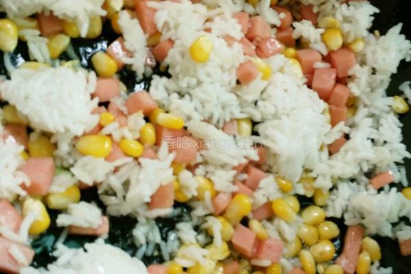 黄瓜玉米火腿炒饭的做法图解8