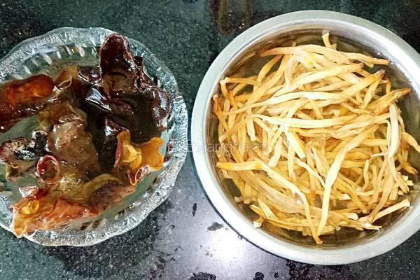 黄花菜腐竹炒木耳的做法图解1
