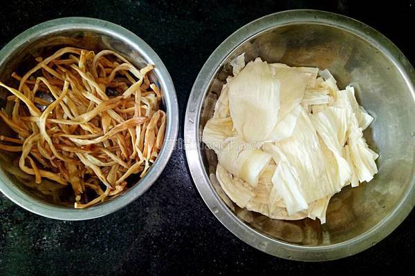 黄花菜腐竹炒木耳的做法图解5
