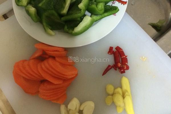 圆椒炒鸡腿的做法图解2