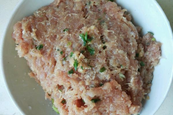荠菜肉末塞油面筋的做法图解2
