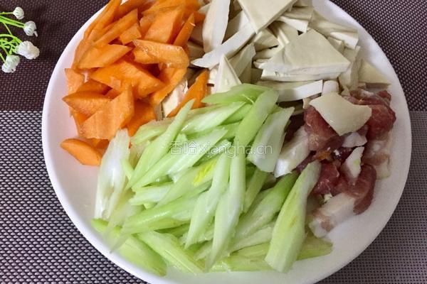 芹菜豆干的做法图解3