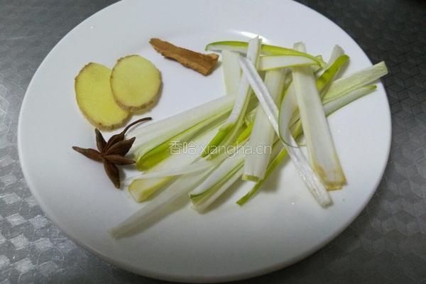 椒盐驴肉丝的做法图解2