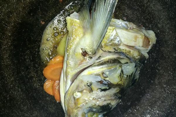 鱼头炖豆腐的做法图解2