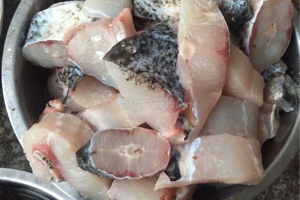 豆腐炖鱼的做法图解1