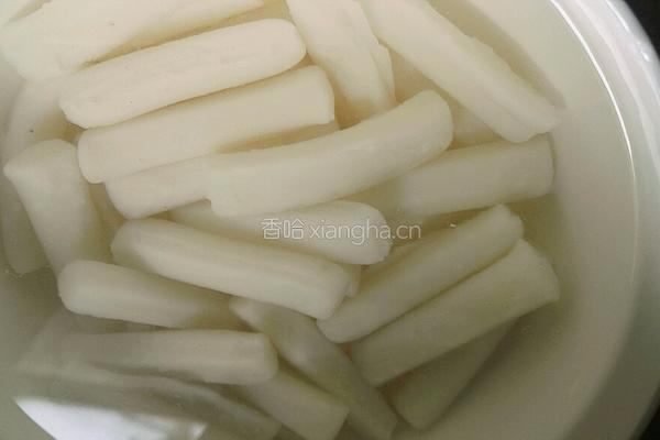 番茄浓汁汤年糕的做法图解2