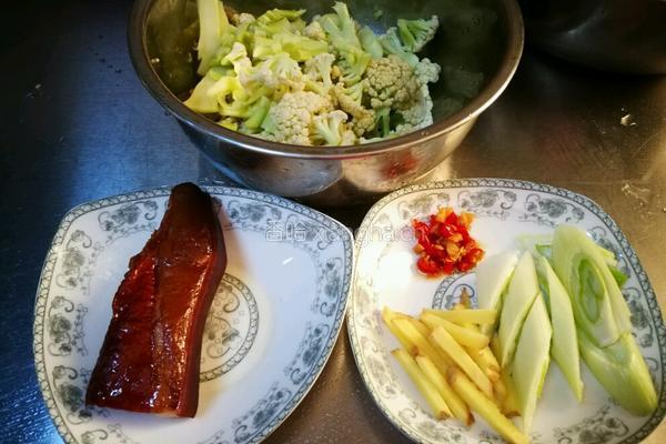 腊肉炒菜花的做法图解2