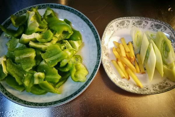 腊肉炒青椒的做法图解2