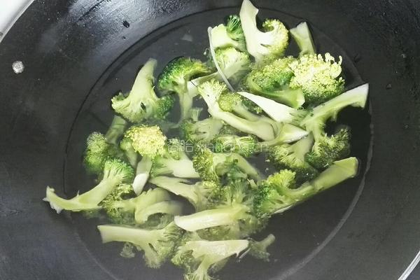 番茄炒西兰花的做法图解2