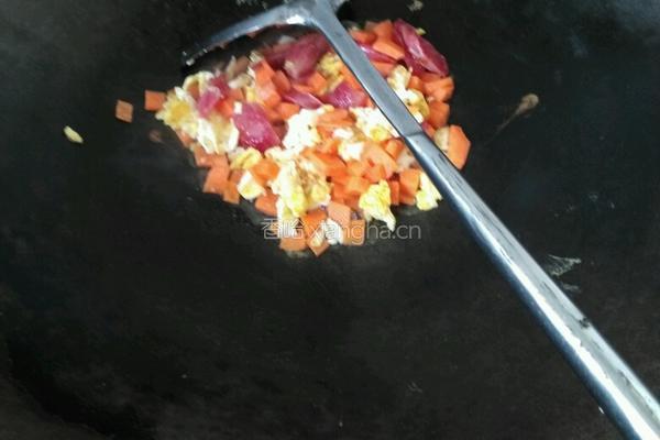 红萝卜腊肠蛋炒饭的做法图解3