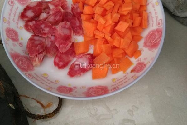 红萝卜腊肠蛋炒饭的做法图解1