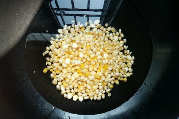 玉米花生炒香肠的做法图解2
