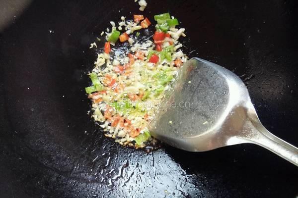 玉米花生炒香肠的做法图解4