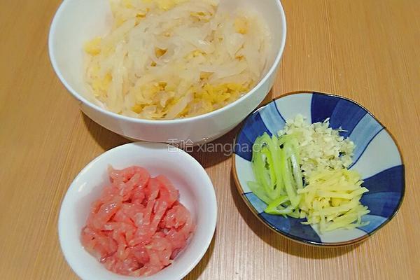 酸菜肉丝的做法图解1