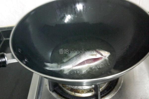 油炸鲫鱼的做法图解3