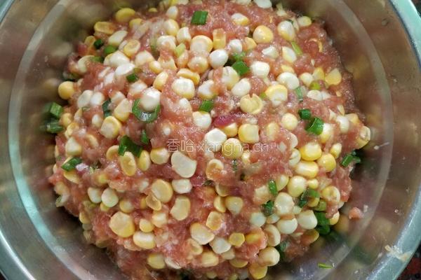 四味饺子(玉米鱿鱼淡菜芹菜)的做法图解2