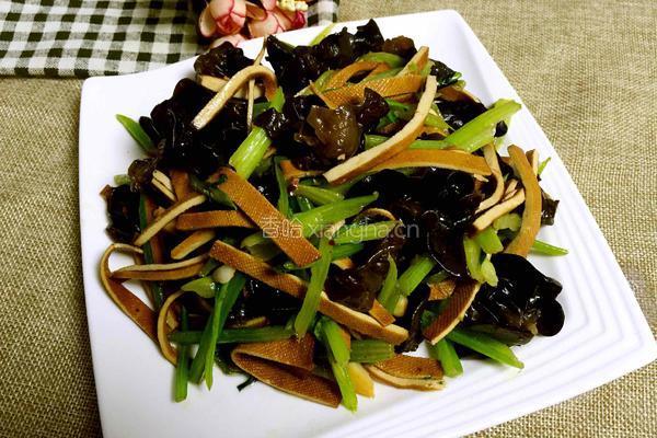 香干木耳炒芹菜的做法图解6