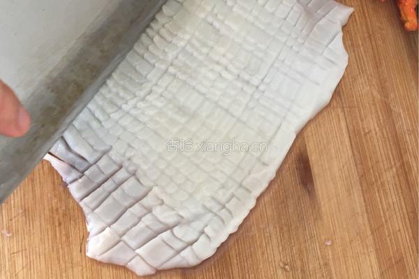 西兰花爆鱿鱼的做法图解2
