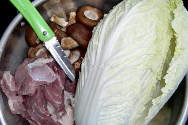 大白菜香菇猪肉饺子的做法图解1