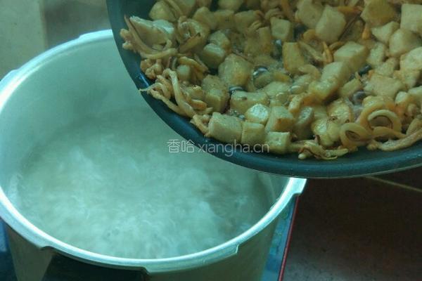 鱿鱼瘦肉粥的做法图解8