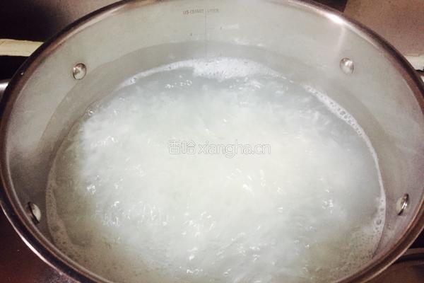 排骨生鱼片粥的做法图解3
