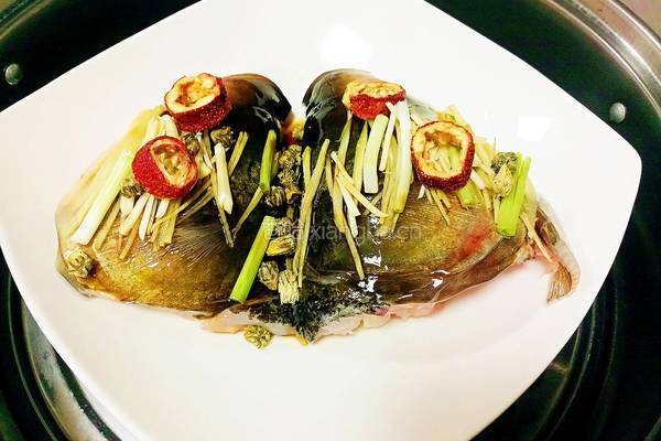 山楂杭菊蒸鱼头的做法图解6