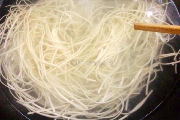 多汁青椒鸡蛋面的做法图解7